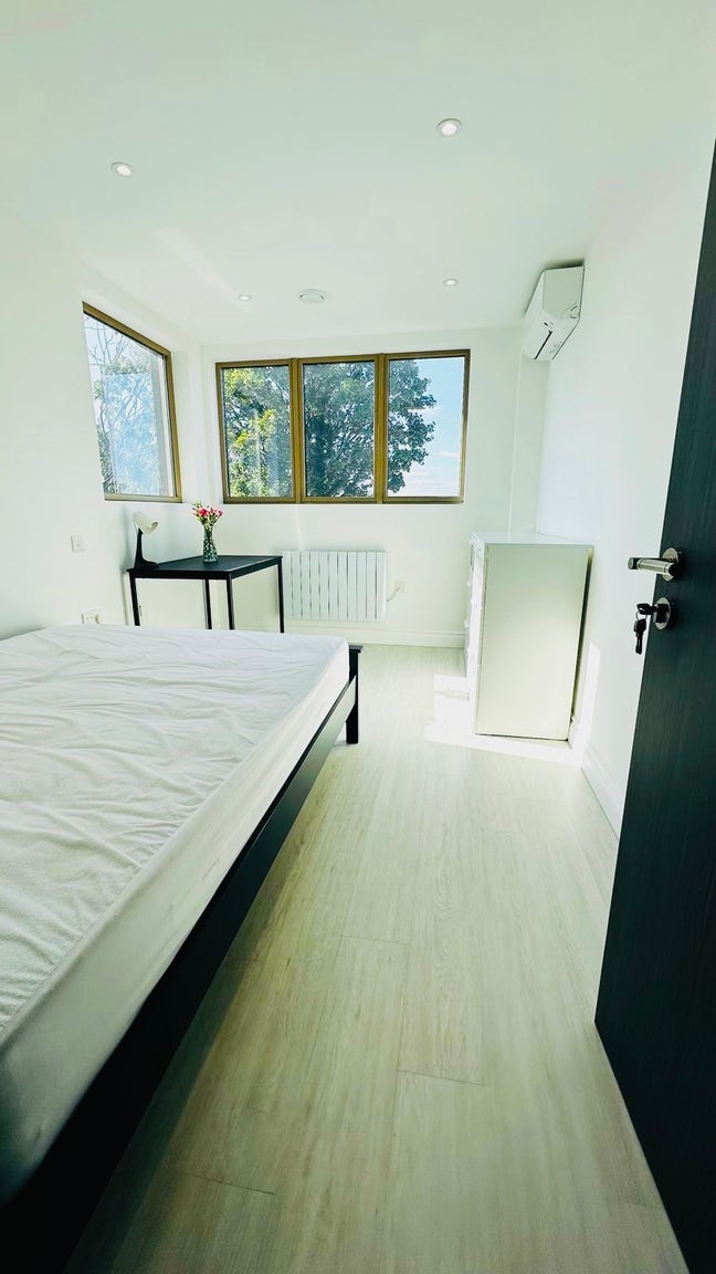 Double bedroom to share with 3 female or 2 men  Main Photo