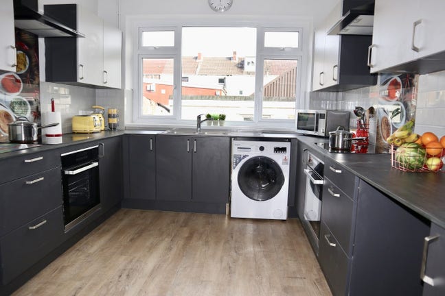 6 Bedroom Student House Available Main Photo