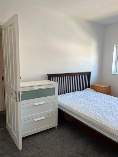Room available in Englefield Green Main Photo
