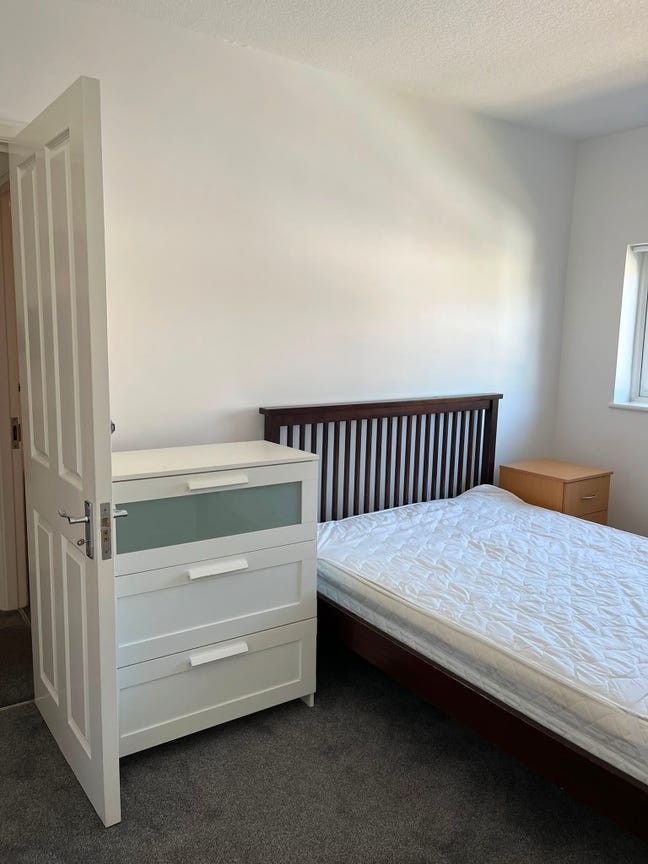 Room available in Englefield Green Main Photo