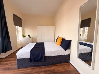 Modern Large Double Room | 2 Mins to Jubilee Line Main Photo