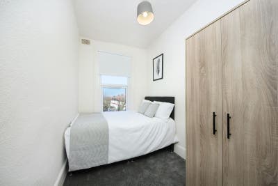 Small double room | 6min to Willesden Junction  Main Photo