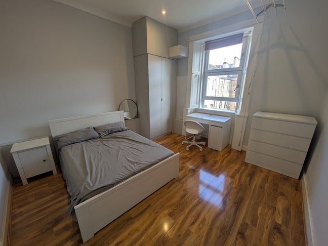 Bright Double Bedroom next to Byres Road! Main Photo