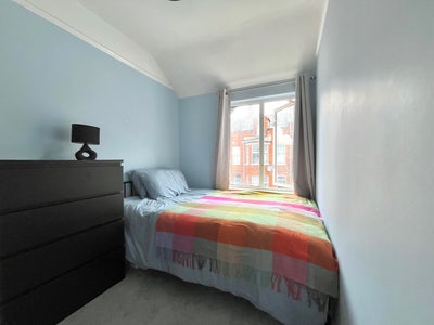 Bright double room in 3-bed house near QUB :) Main Photo