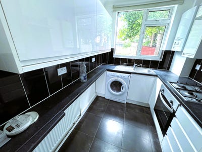 3 Bed House Ilford &pound;2400 Pcm with Driveway Main Photo