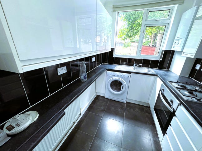3 Bed House Ilford &pound;2400 Pcm with Driveway Main Photo