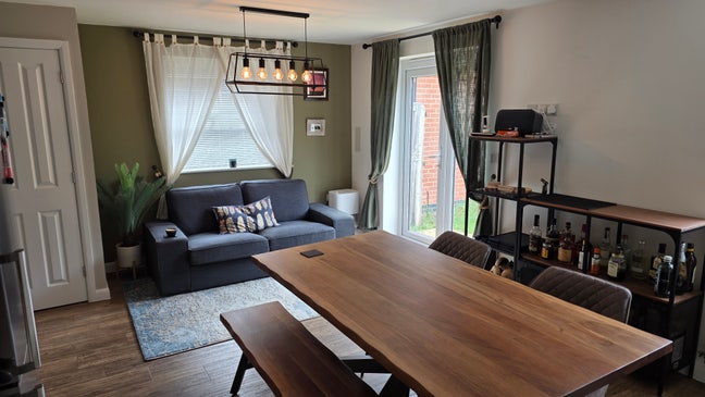 Modern Detached Home - Double Room Main Photo