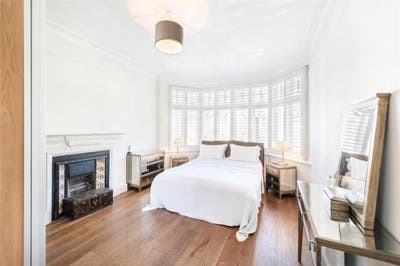 Large room, 5 min walk to Ealing Common Station  Main Photo