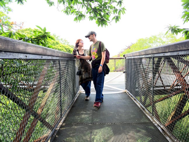Working couple seeking room/flat :) Main Photo