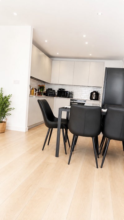 Modern 3 - Bedroom Flat - Royal Wharf E16  Main Photo
