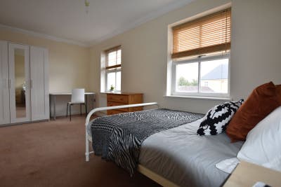 Charming Double Rm/Friendly Hse/Walk to Town Ctr. Main Photo