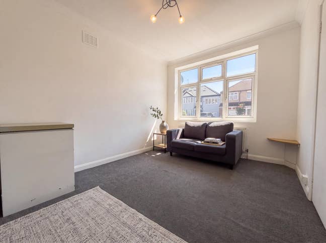 1 Bedroom Flat W/ Garden 5 Mins Walk to Isleworth Main Photo