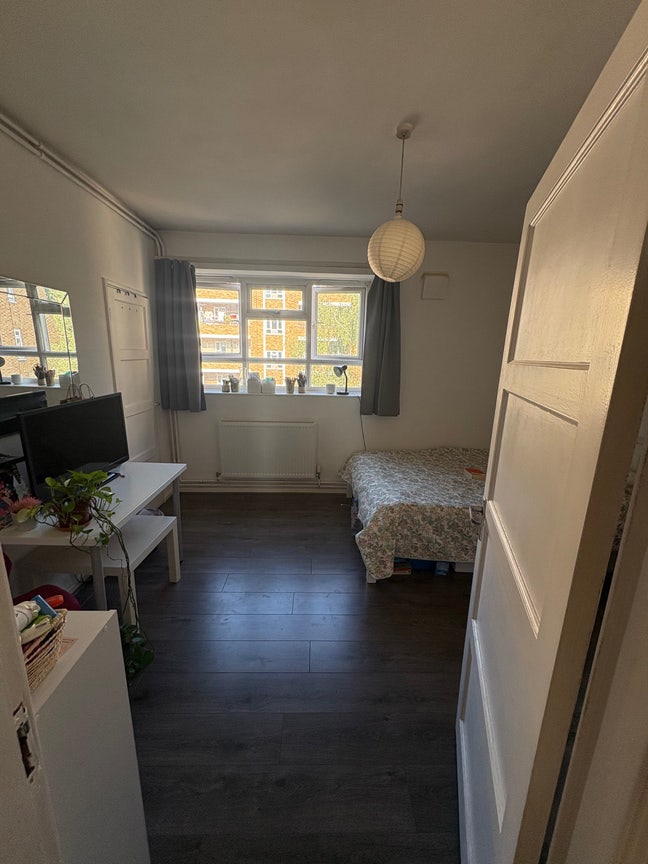 Spacious single room  Main Photo