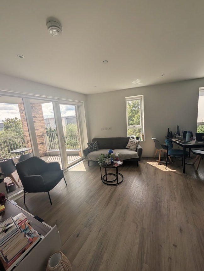 Double en-suite bedroom available in 2 bed flat Main Photo