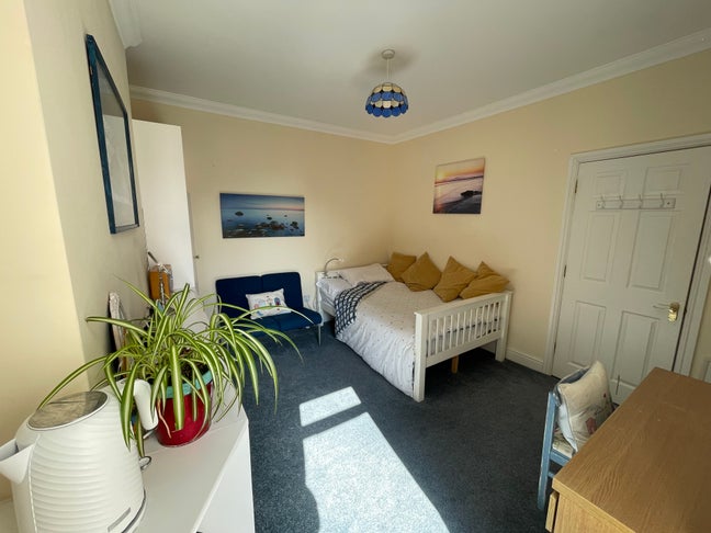 Share lovely home own floor double room/bathroom   Main Photo