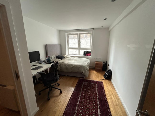 Large Double Room With En-Suite Available in Earls Main Photo