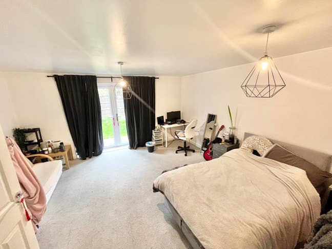 City Centre Double Room with Garden Access + Bills Main Photo