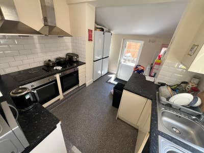 Double room to let in HMO - Heygate Avenue Main Photo