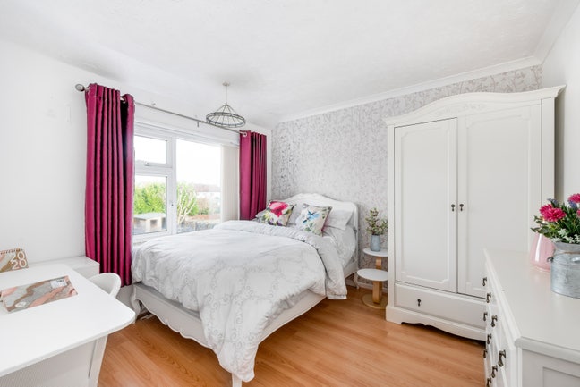 Large ensuite room nr hospital/train station Main Photo