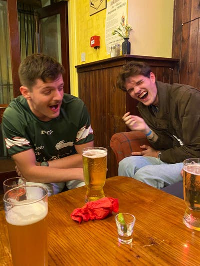 2 tidy organised professionals seek third flatmate Main Photo