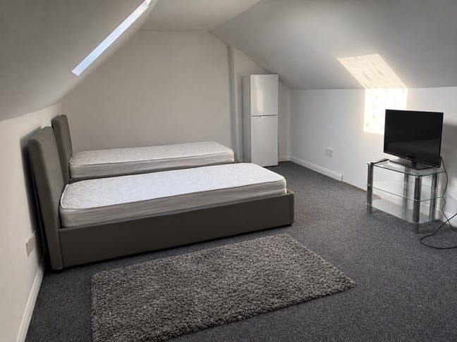 Twin Room in Morden Main Photo