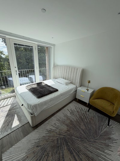 Bright Double Room for a Clean, Friendly Female  Main Photo