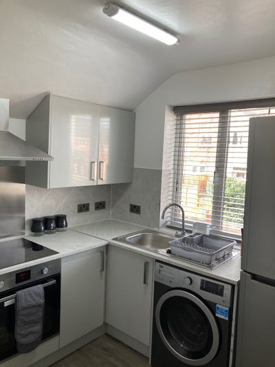 2 Bed Flat All Bills Included Close to Station  Main Photo