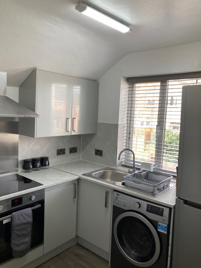 2 Bed Flat All Bills Included Close to Station  Main Photo