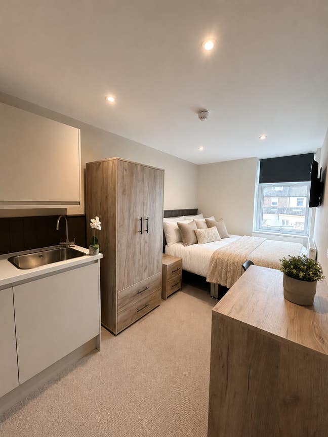En-Suite Room with Tea & Coffee Station & TV✨ Main Photo