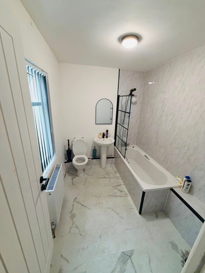 Spacious double rooms available in Wigan Main Photo