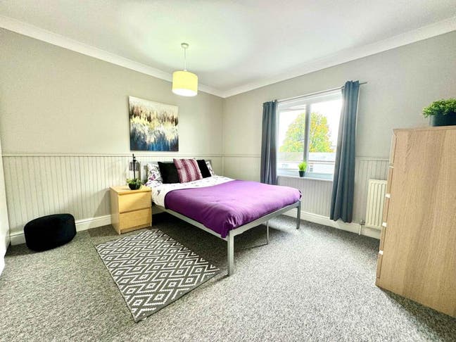 Lovely Double Room close to Hospital / Town centre Main Photo