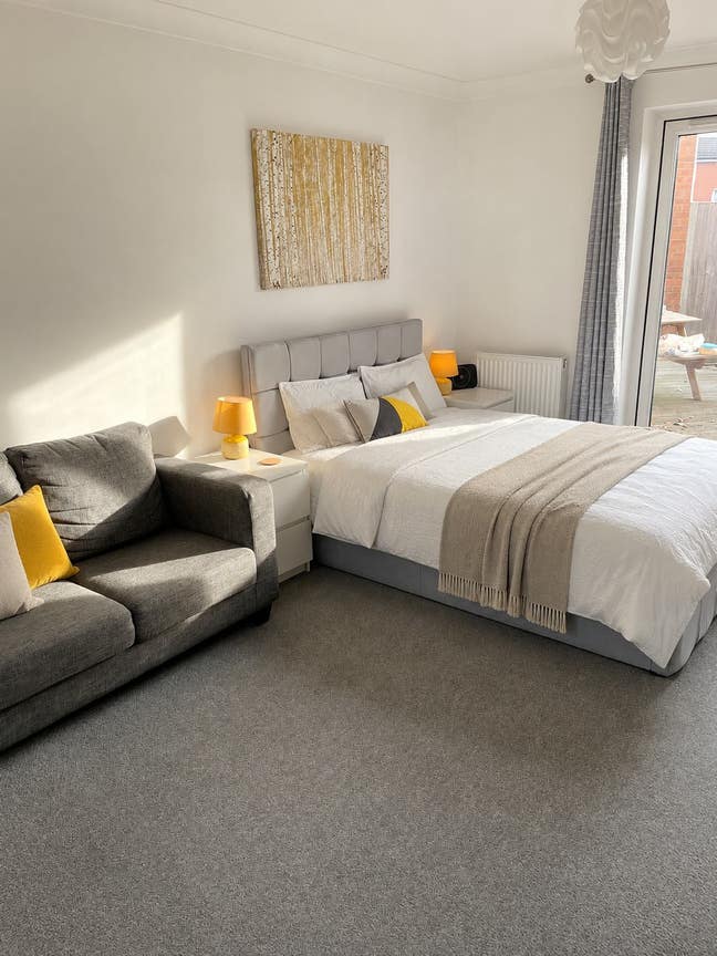 Huge en-suite room - TV Sofa, Ottoman Bed and desk Main Photo