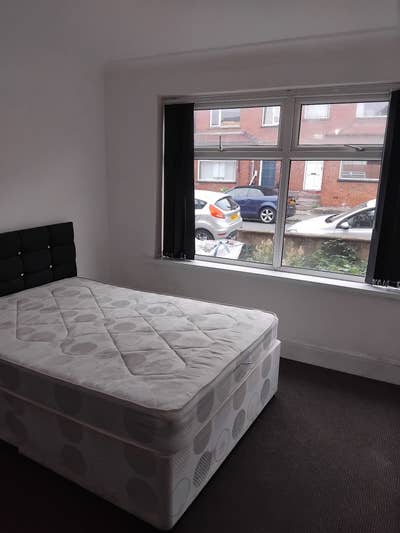Room Available from 11th August - 30 mayville ave Main Photo