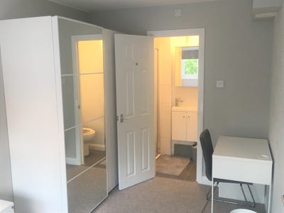Double En-suite & Single Rooms -  Great location Main Photo