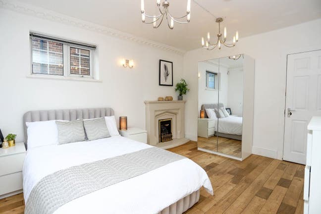Stunning room with separate office - Hanger Lane Main Photo