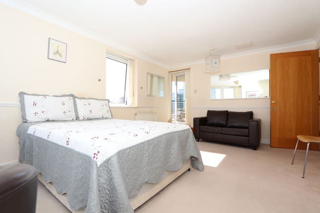 New large room with balcony in Canary Wharf E14  Main Photo