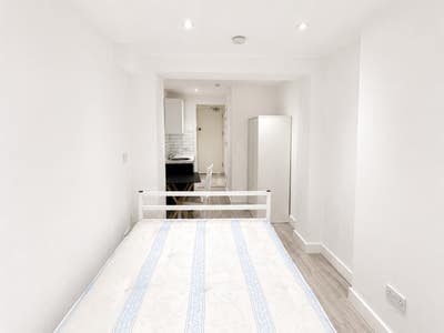 2 modern En Suites to rent in Egham Main Photo