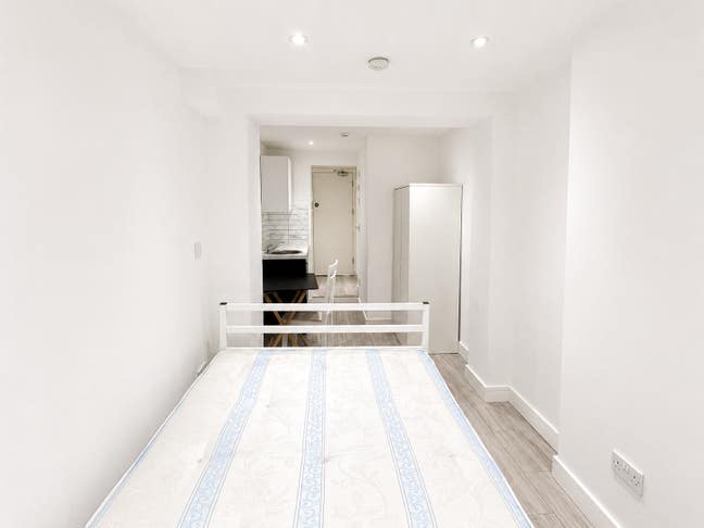 2 modern En Suites to rent in Egham Main Photo