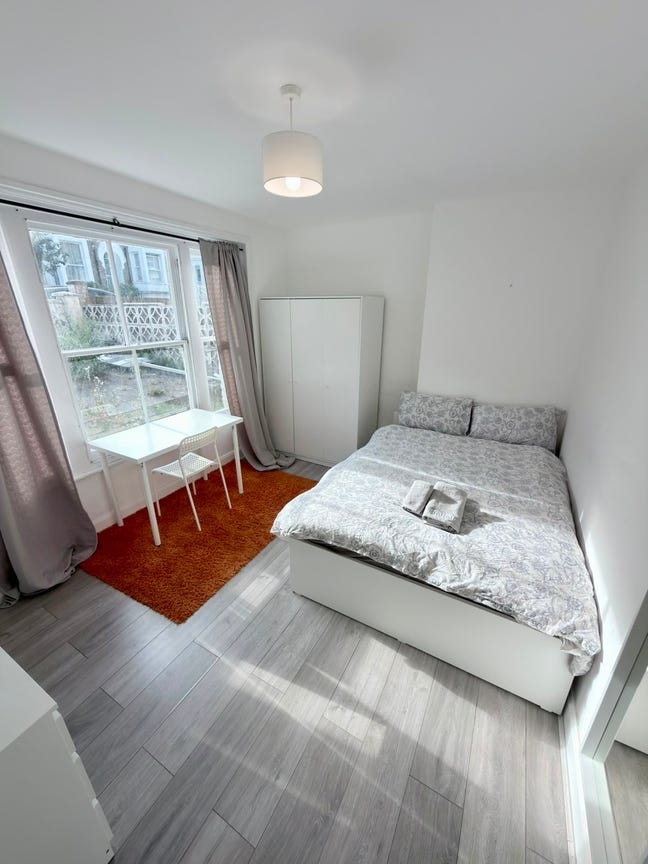 02 rooms for 2 friends in She. Bush. Market ASAP! Main Photo