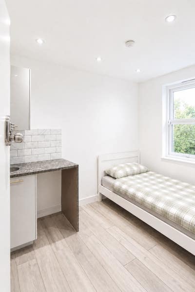 2 modern En Suites to rent in TW20 Main Photo