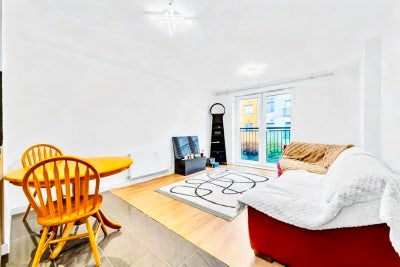 **River Side 2 Bed Flat Available-Northolt (UB5) Main Photo