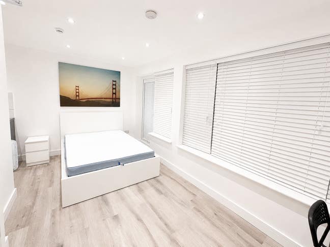 Refurbished double En Suite to rent in TW16 Main Photo