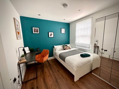 ⬇ Double room bathroom shared with 1 person only Main Photo