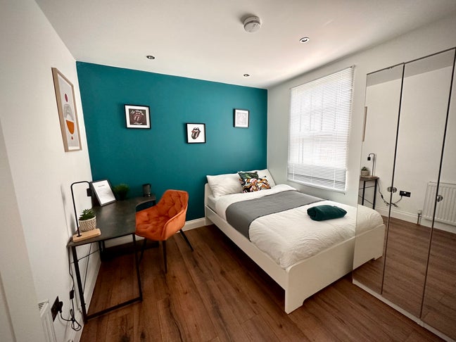 ⬇ Double room bathroom shared with 1 person only Main Photo