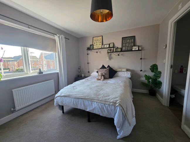 Large double room with en-suite situated next to b Main Photo