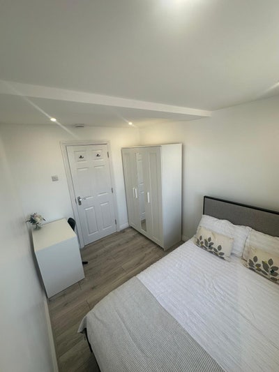 Double Room-Av 16th Aug. E14- Island Garden DLR Main Photo