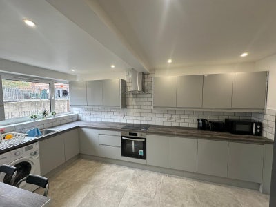Ensuite Room Avail-17th Aug- Mile End Main Photo