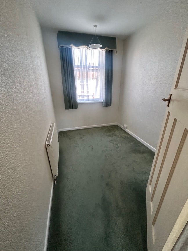 3 double & 1 single room available| bills included Main Photo