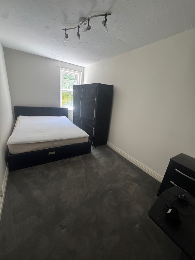 Double room to let in flat near town Main Photo