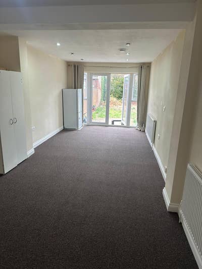 Very Spacious Double Room, &pound;1000pm - Available Now Main Photo